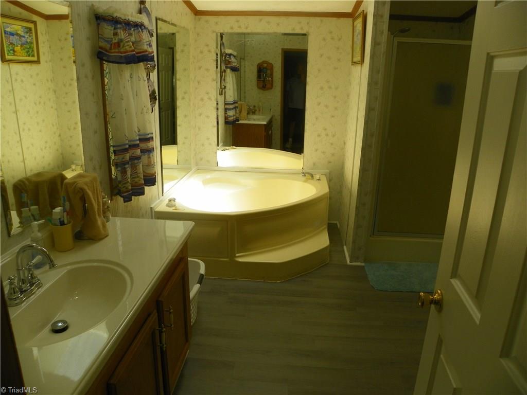 288 West Grove Road Lexington, NC 27295 - Photo 6 of 17 Master Bath