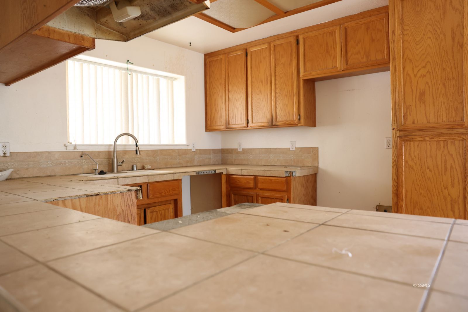 425 Christopher Court Ridgecrest, CA 93555 - Photo 3 of 36 a kitchen with granite countertop a sink stainless steel appliances and cabinets