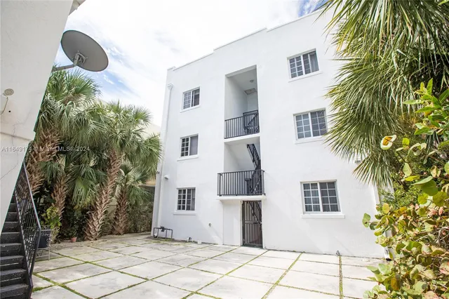 a view of backyard of the house