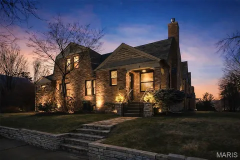 $1,175,000 | 8000 Venetian Drive, St. Louis, MO 63105