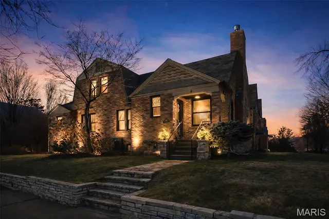 $1,175,000 | 8000 Venetian Drive, St. Louis, MO 63105