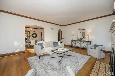 $1,175,000 | 8000 Venetian Drive, St. Louis, MO 63105