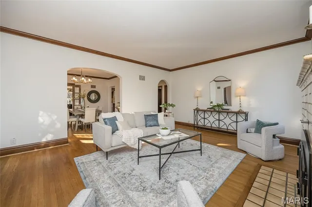 $1,175,000 | 8000 Venetian Drive, St. Louis, MO 63105