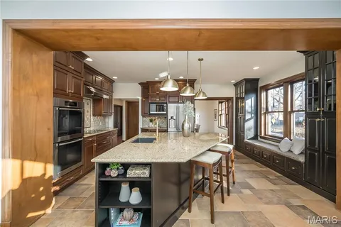 $1,175,000 | 8000 Venetian Drive, St. Louis, MO 63105