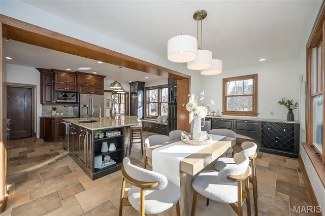 $1,175,000 | 8000 Venetian Drive, St. Louis, MO 63105