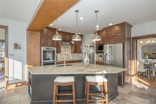 $1,175,000 | 8000 Venetian Drive, St. Louis, MO 63105