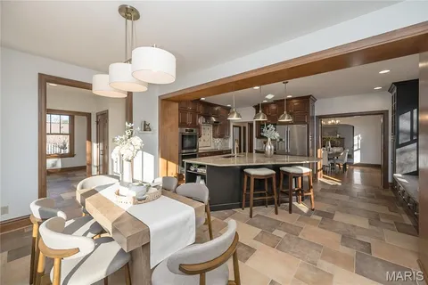 $1,175,000 | 8000 Venetian Drive, St. Louis, MO 63105