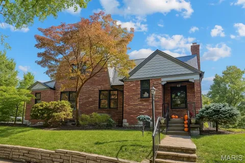 $1,175,000 | 8000 Venetian Drive, St. Louis, MO 63105