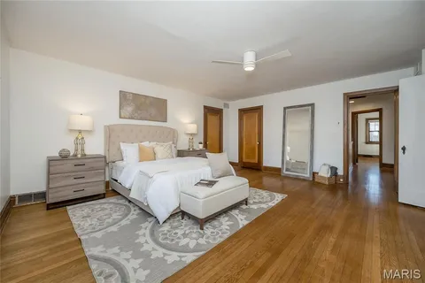 $1,175,000 | 8000 Venetian Drive, St. Louis, MO 63105