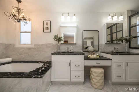 $1,175,000 | 8000 Venetian Drive, St. Louis, MO 63105