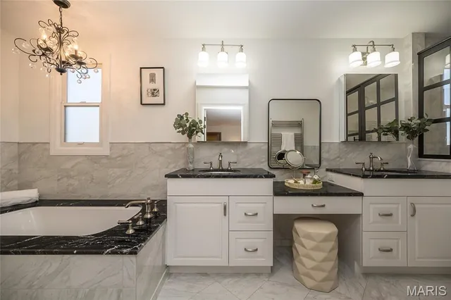 $1,175,000 | 8000 Venetian Drive, St. Louis, MO 63105