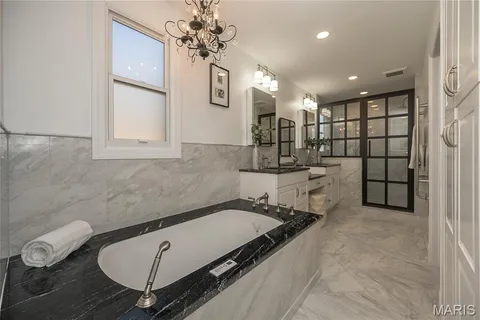 $1,175,000 | 8000 Venetian Drive, St. Louis, MO 63105