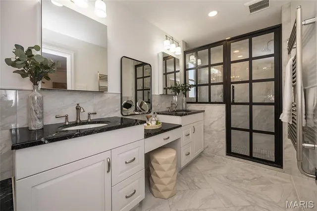 $1,175,000 | 8000 Venetian Drive, St. Louis, MO 63105