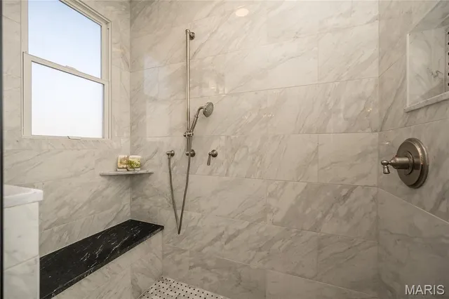 $1,175,000 | 8000 Venetian Drive, St. Louis, MO 63105