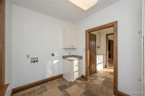 $1,175,000 | 8000 Venetian Drive, St. Louis, MO 63105