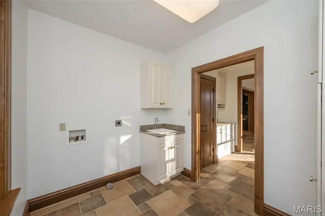 $1,175,000 | 8000 Venetian Drive, St. Louis, MO 63105