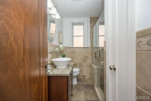 $1,175,000 | 8000 Venetian Drive, St. Louis, MO 63105