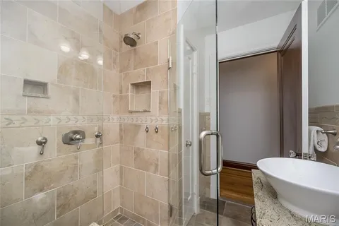 $1,175,000 | 8000 Venetian Drive, St. Louis, MO 63105