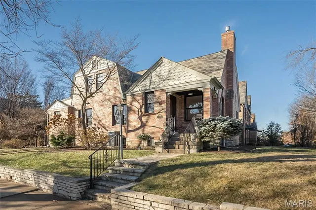 $1,175,000 | 8000 Venetian Drive, St. Louis, MO 63105