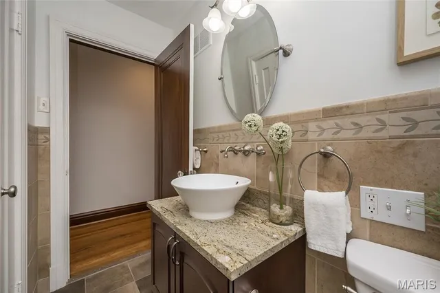 $1,175,000 | 8000 Venetian Drive, St. Louis, MO 63105