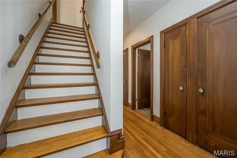 $1,175,000 | 8000 Venetian Drive, St. Louis, MO 63105