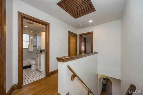 $1,175,000 | 8000 Venetian Drive, St. Louis, MO 63105