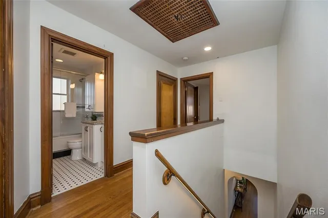 $1,175,000 | 8000 Venetian Drive, St. Louis, MO 63105