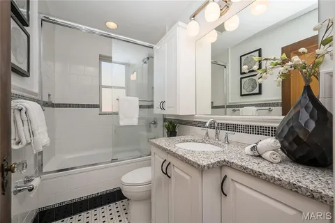 $1,175,000 | 8000 Venetian Drive, St. Louis, MO 63105