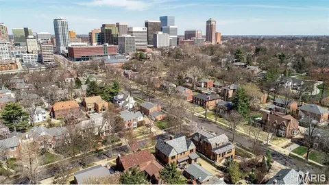 $1,175,000 | 8000 Venetian Drive, St. Louis, MO 63105