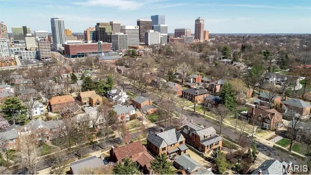 $1,175,000 | 8000 Venetian Drive, St. Louis, MO 63105