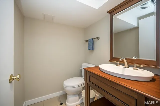 $1,175,000 | 8000 Venetian Drive, St. Louis, MO 63105