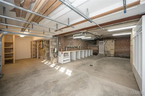 $1,175,000 | 8000 Venetian Drive, St. Louis, MO 63105