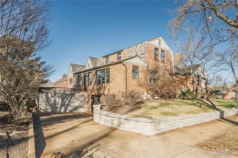 $1,175,000 | 8000 Venetian Drive, St. Louis, MO 63105