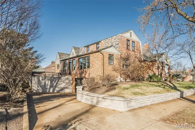 $1,175,000 | 8000 Venetian Drive, St. Louis, MO 63105