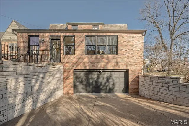 $1,175,000 | 8000 Venetian Drive, St. Louis, MO 63105