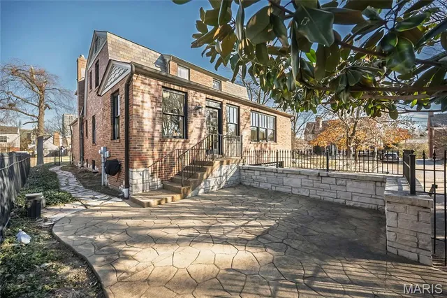 $1,175,000 | 8000 Venetian Drive, St. Louis, MO 63105