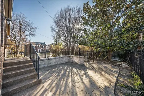 $1,175,000 | 8000 Venetian Drive, St. Louis, MO 63105