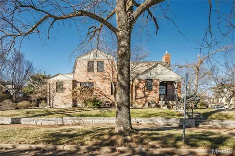 $1,175,000 | 8000 Venetian Drive, St. Louis, MO 63105