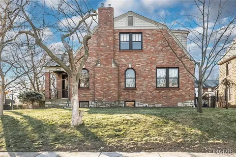 $1,175,000 | 8000 Venetian Drive, St. Louis, MO 63105