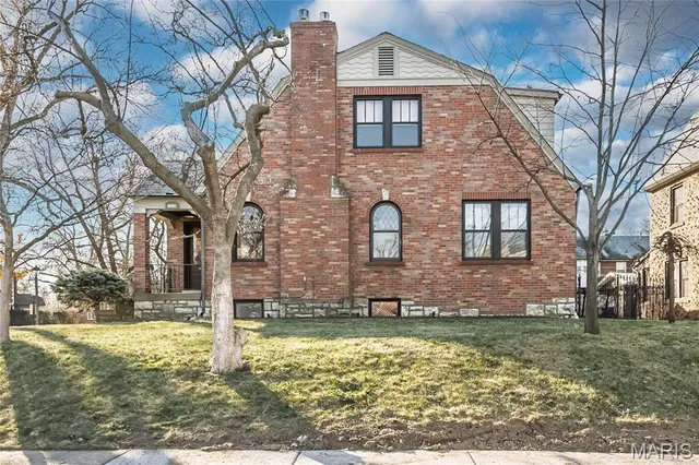 $1,175,000 | 8000 Venetian Drive, St. Louis, MO 63105