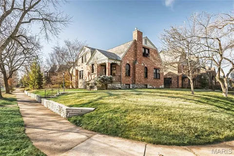 $1,175,000 | 8000 Venetian Drive, St. Louis, MO 63105