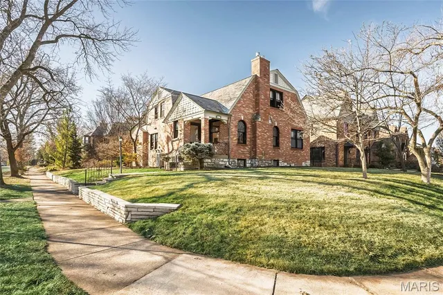 $1,175,000 | 8000 Venetian Drive, St. Louis, MO 63105