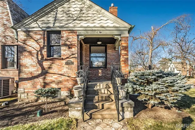 $1,175,000 | 8000 Venetian Drive, St. Louis, MO 63105