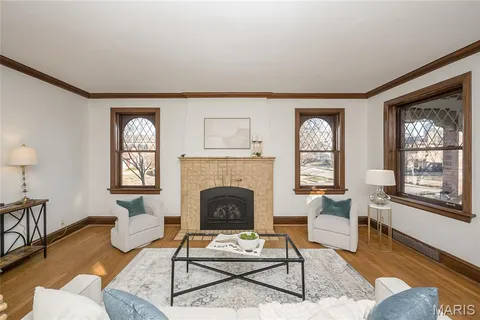 $1,175,000 | 8000 Venetian Drive, St. Louis, MO 63105