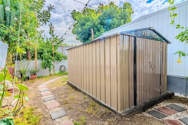 a view of a backyard