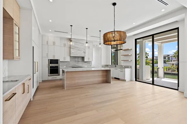 $5,650,000 | 524 Halyard Lane, Longboat Key, FL 34228