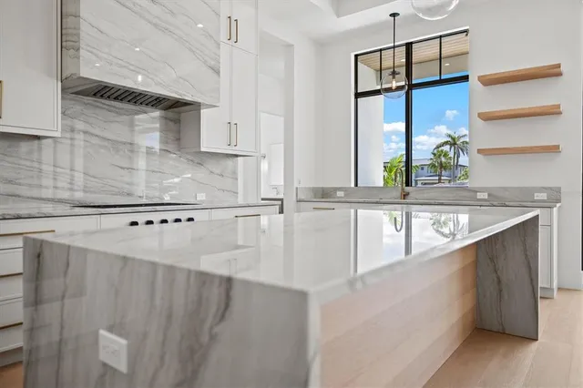 $5,650,000 | 524 Halyard Lane, Longboat Key, FL 34228