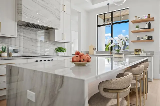 $5,650,000 | 524 Halyard Lane, Longboat Key, FL 34228