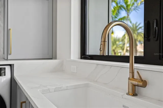 $5,650,000 | 524 Halyard Lane, Longboat Key, FL 34228