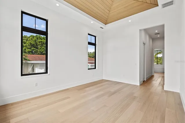 $5,650,000 | 524 Halyard Lane, Longboat Key, FL 34228